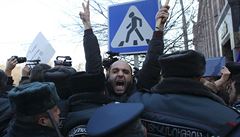 Demonstranti u ruské ambasády v Jerevanu.