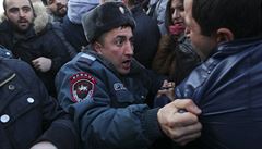 Policista v Jerevanu brání demonstrant�m v postupu na ruskou ambasádu