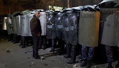 Demonstrant proti kordonu policist� p�ed ruským konzulátem v Jerevanu