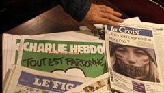 Stedení vydání listu Charlie Hebdo na stánku ve francouzském Lille.