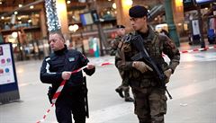 Francouztí policisté uzavírají paíské nádraí (ilustraní snímek).