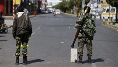 �íit�tí rebelové st�e�í kontrolní stanovi�t� na jedné ze silnic vedoucích k...