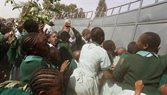 Děti protestovaly kvůli údajně nezákonnému prodeji školního hřiště soukromému...