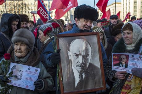 Putin se i pes krizi drí na pici popularity. Mnoho Rus vak s láskou vzpomíná i na Lenina a Stalina.