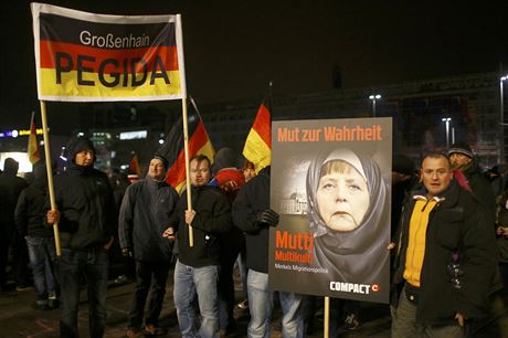 Píznivci Pegidy demonstrují proti nmecké kancléce Angele Merkelové