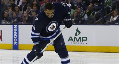 Dustin Byfuglien testuje tvrdost sv stely.