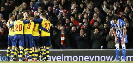 Fotbalisté Arsenalu se radují ze vstelené branky.