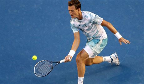 Krok k mi. Tom Berdych bhem semifinlovho utkn na Australian Open.