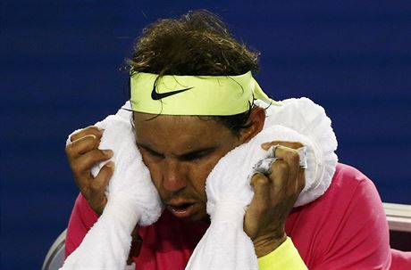 Rafael Nadal ml toho bhem zpasu s Timem Smyczekem pln zuby.