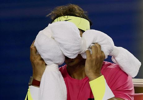 Rafael Nadal si schovv obliej do runku, na kurtu se mu udlalo zle.