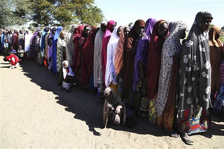 eny, které uprchly ped Boko Haram, se adí ve front na jídlo v uprchlickém...
