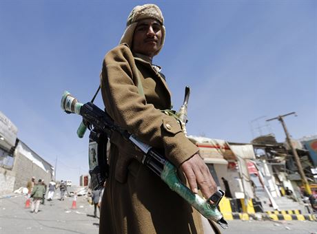 íitský ozbrojenec v ulicích Saná.