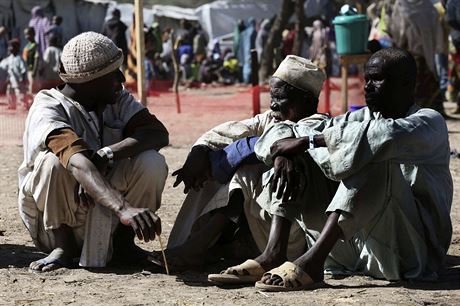 Utekli ped Boko Haram. Trojice mu odpov v pijmacm centru pro uprchlky...