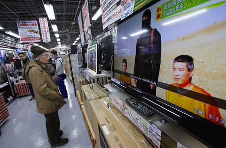 Video se zadrovanmi rukojmmi na monitorech japonskch televiz v obchod s...
