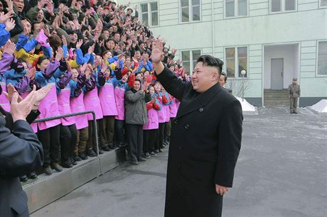 Severokorejsk vdce Kim ong-un zdrav pracovnky obuvn tovrny v...