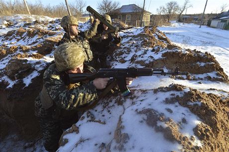 Boje v Luhansk oblasti. Ukrajint vojci se pipravuj k palb.