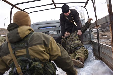 Prorut rebelov pomhaj knzi pepravit tla mrtvch ukrajinskch vojk na...