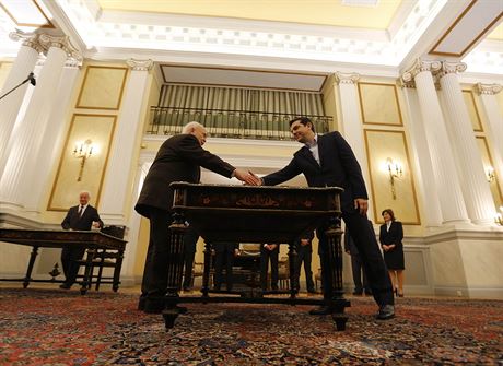 Nov eck premir Alexis Tsipras (vpravo) podv ruku prezidentovi Karolosovi...