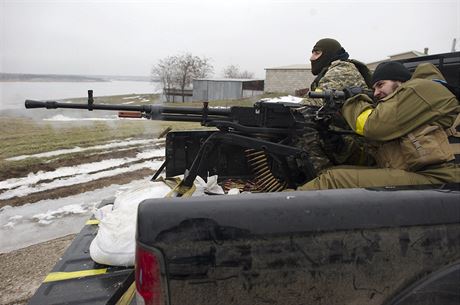 U bojové linie. Ukrajintí vojáci steí úsek fronty poblí pístavního...