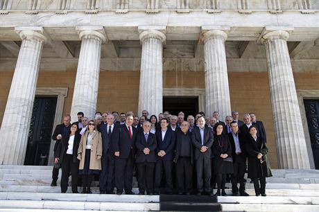 Nová ecká vláda na skupinovém snímku. Premiér Alexis Tsipras uprosted (spodní...