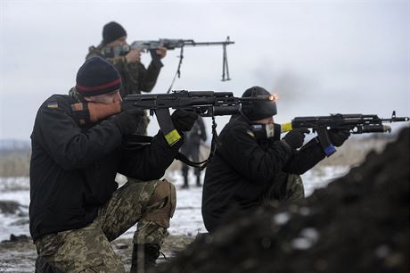 Ukrajintí vojáci bojují u Lysyansku v Luhanské oblasti.