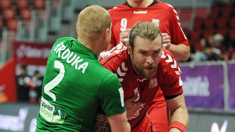 Český házenkář Pavel Horák se probíjí do útoku v utkání s Běloruskem.