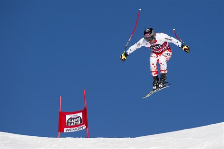Český lyžař Ondřej Bank letí na trati ve švýcarském Wengenu, kde vybojoval...