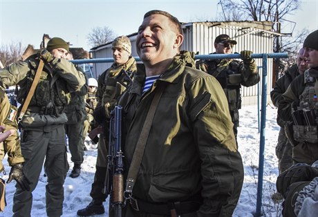 Vdce separatist Alexandr Zacharenko obklopený stráemi na letiti v Doncku.