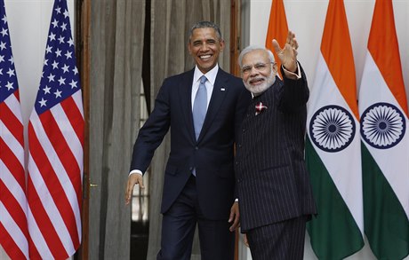 Barack Obama a premiér Indie Narendra Módí mávají novinám