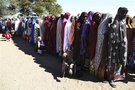 Ženy, které uprchly před Boko Haram, se řadí ve frontě na jídlo v uprchlickém...
