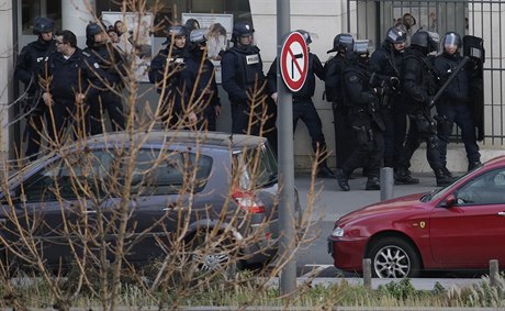 Francouzská policie při zásahu (ilustrační snímek).