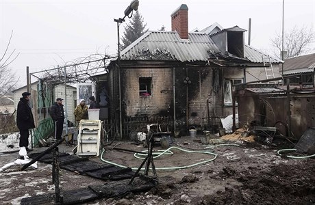 Ostřelováním poškozený dům poblíž města Mariupol.