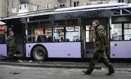 Separatistické jednotky u zničeného trolejbusu.