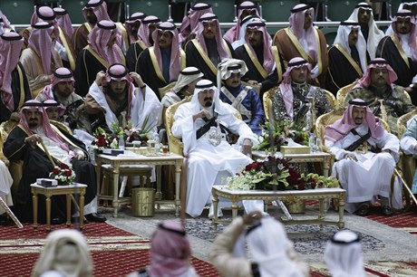 Král Abdalláh (uprostřed) dohlíží na slavnostní tanec (archivní snímek z února...