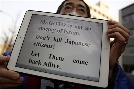 Nezabíjejte japonské obany! Demonstrace na podporu Keidiho Gota ped sídlem...