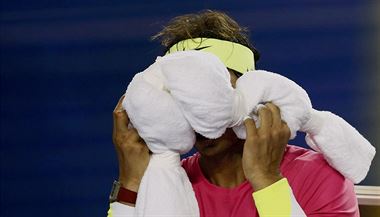Rafael Nadal si schovv obliej do runku, na kurtu se mu udlalo zle.