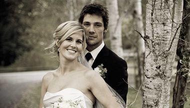 Svatební fotografie Sarah Burkeové a Roryho Bushfielda.