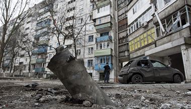 Úlomek střely Grad před obytnou budovou ve východní čtvrti Mariupolu.