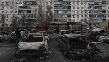 Spálená auta v ulicích - následky ostřelování Mariupolu.