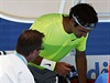OŠETŘENÍ. Lékaři zkoumají bolavé místo Rogera Federera na pravé ruce.
