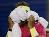 Rafael Nadal si schovává obliej do runíku, na kurtu se mu udlalo zle.