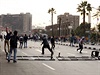 Demonstranti vrhají kamení na poádkové jednotky v Káhie.