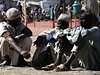 Utekli před Boko Haram. Trojice mužů odpočívá v přijímacím centru pro uprchlíky...