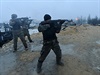 Ukrajinští vojáci střílejí po nepříteli u obce Pesky nedaleko Doněcku.