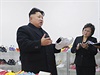 Kim ong-un na inspekci továrny na výrobu obuvi v Pchjongjangu.