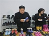 Kim ong-un na inspekci obuvní továrny v Pchjongjangu.