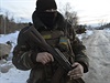 Na stri. Ukrajinsk vojk na stanoviti v Luhansk oblasti.