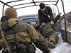 Prorutí rebelové pomáhají knzi pepravit tla mrtvých ukrajinských voják na...