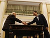 Nový řecký premiér Alexis Tsipras (vpravo) podává ruku prezidentovi Karolosovi...