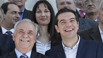 Nov et ministi, pedseda vldy Alexis Tsipras zcela vpravo.